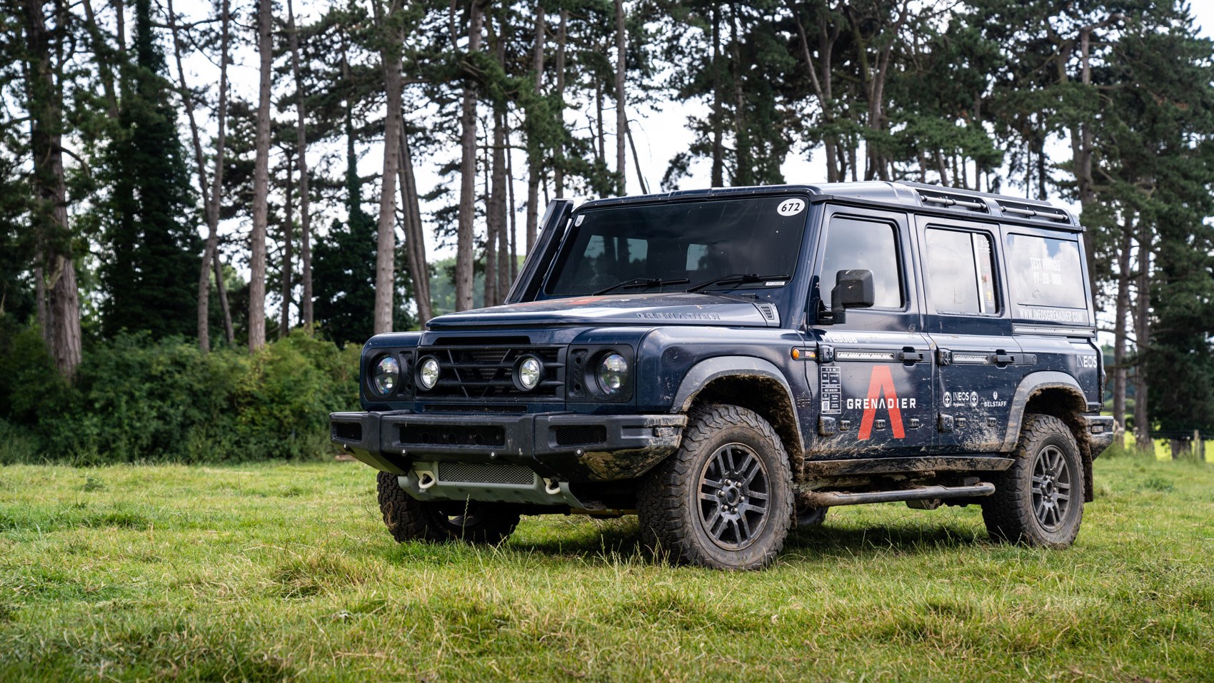 驾驶全新 ineos grenadier 进行越野骑行