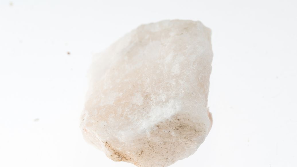 石英是主要造岩矿物之一