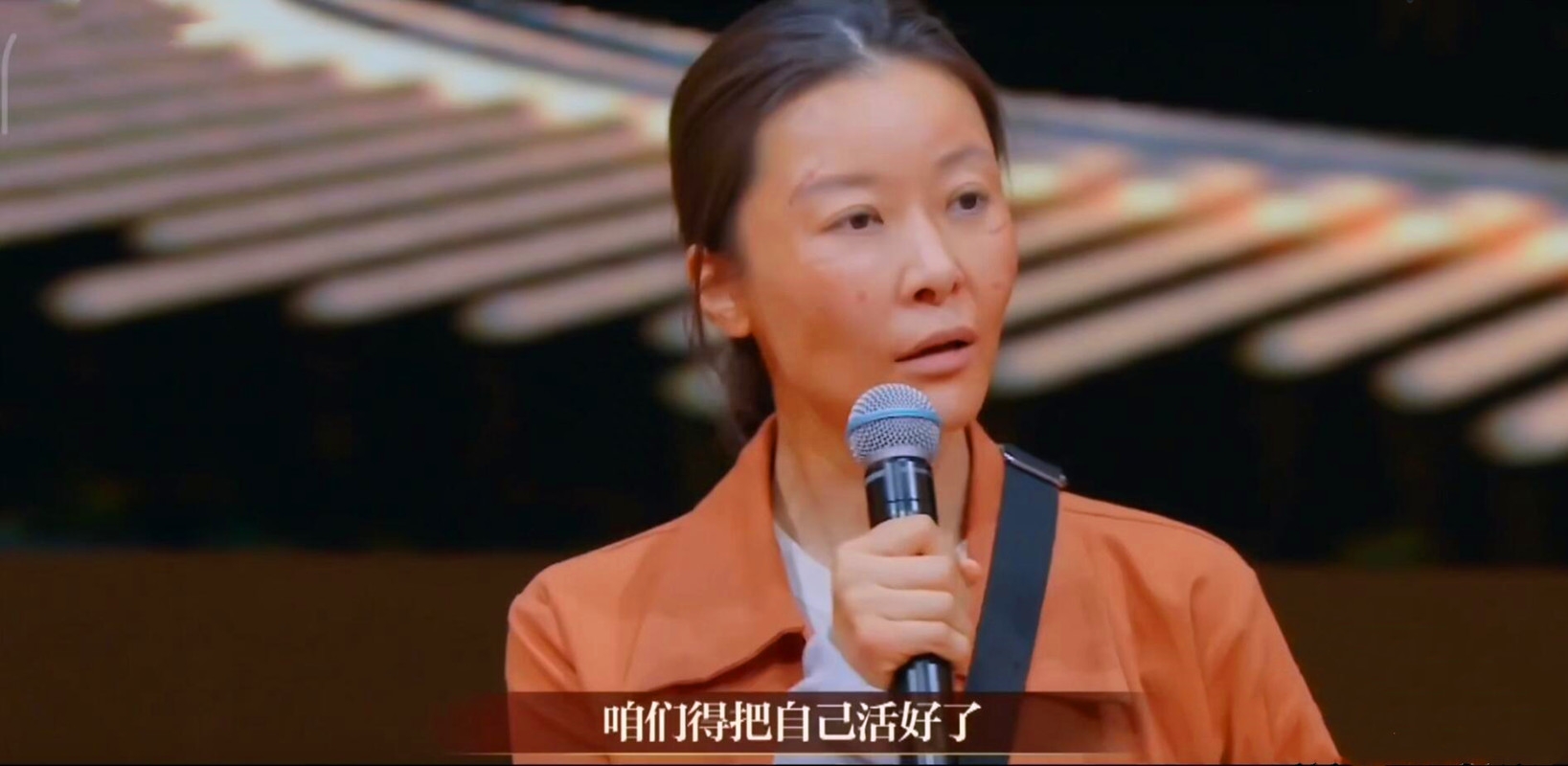 彼时的黄继忠有妻有子,妻子正是琼瑶女郎何音.