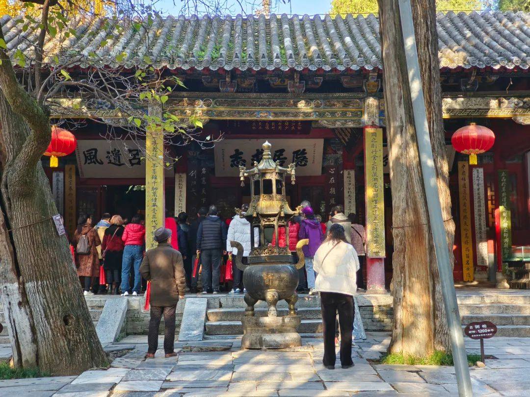 首班江苏游客到南阳卧龙岗文化园景区打卡游览