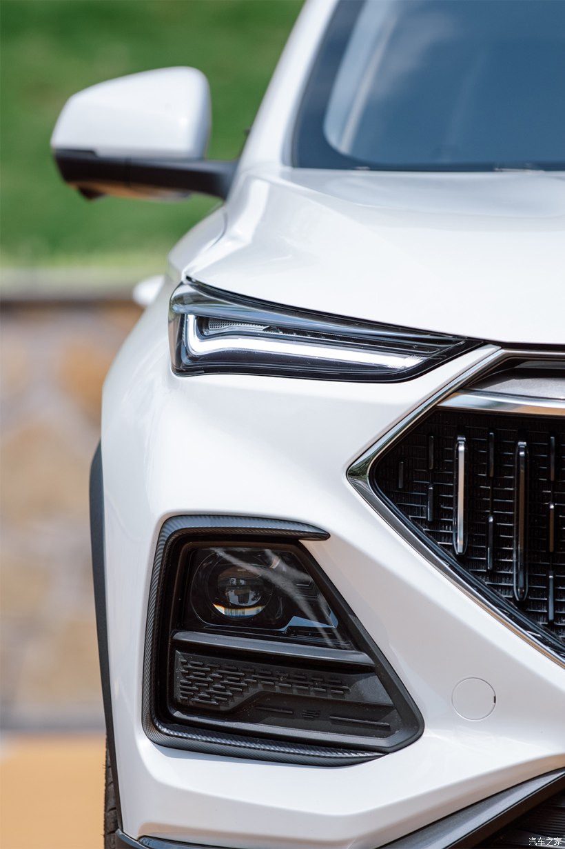 陪伴我们重庆之旅的就这台安欧尚x5 白色(官方称锋芒白).