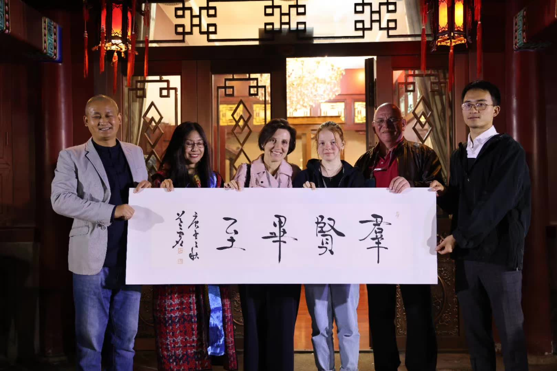 著名国礼书画家胡家喜老师应邀坐客格鲁吉亚驻华大使馆