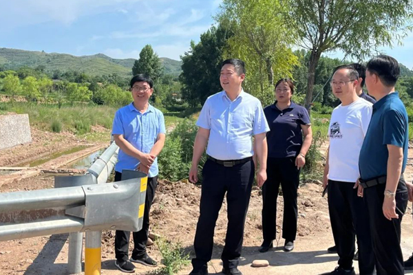 甄秦峰检查河道汛期防御和地质灾害防治工作
