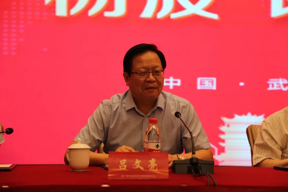 兼执行秘书长朱佳卿分别为分会会长梅全喜,常务副会长兼秘书长陈锦文