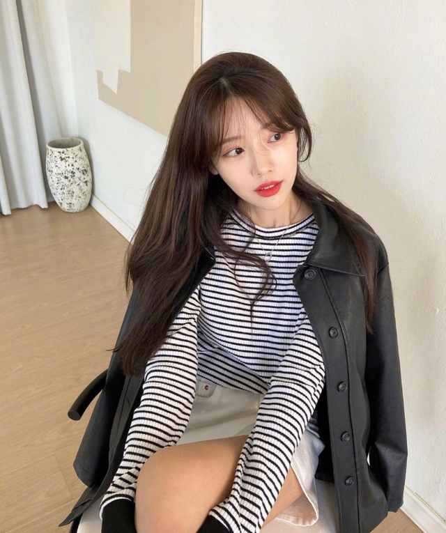 韩国ins时尚博主枣红色针织衫穿那么好看 太喜欢这温柔素雅的气质