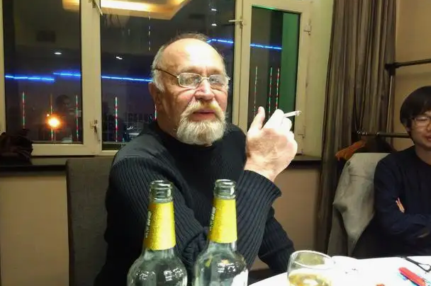 俄罗斯人到底有多爱喝酒?凡带"酒"字都往嘴里送,伏特加对瓶吹