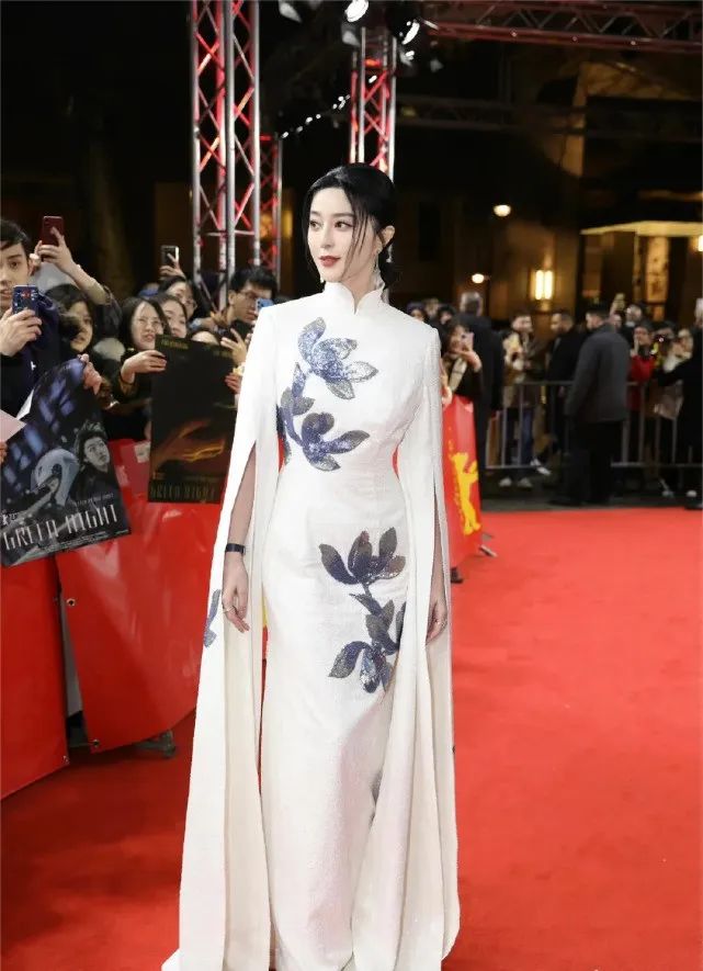 范冰冰在国外红毯直接封神!一身翡翠白玉礼服绝了,真给国人长脸