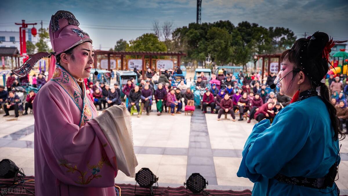 世界是个巨大的草台班子,我们都在凑合过日子