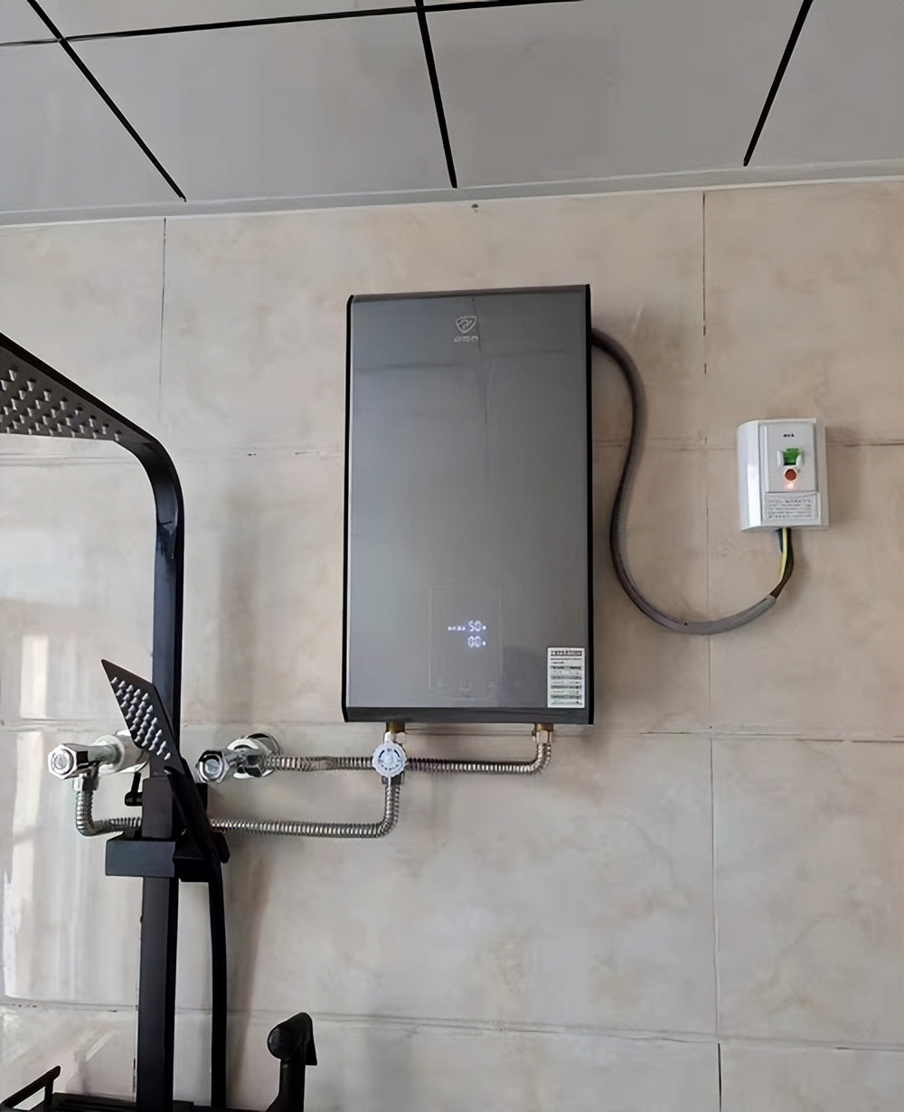 即热式电热水器和储水式热水器哪个更省电?一个月多少电费?