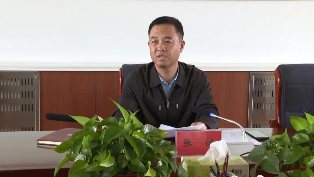 县委书记张健调研生态及地质灾害避险搬迁工作并主持召开全县生态及