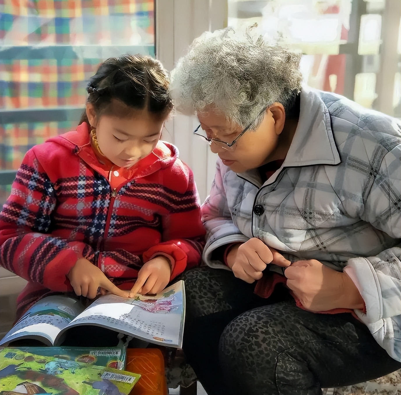 奶奶每天给孙子讲故事,孩子思维能力强,上学后成小百科全书