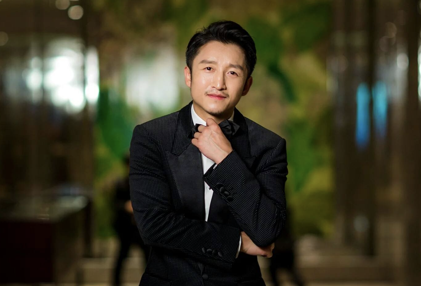 冉莹颖出席晚宴!和男性朋友敬酒表情太尴尬,邹市明及时救场