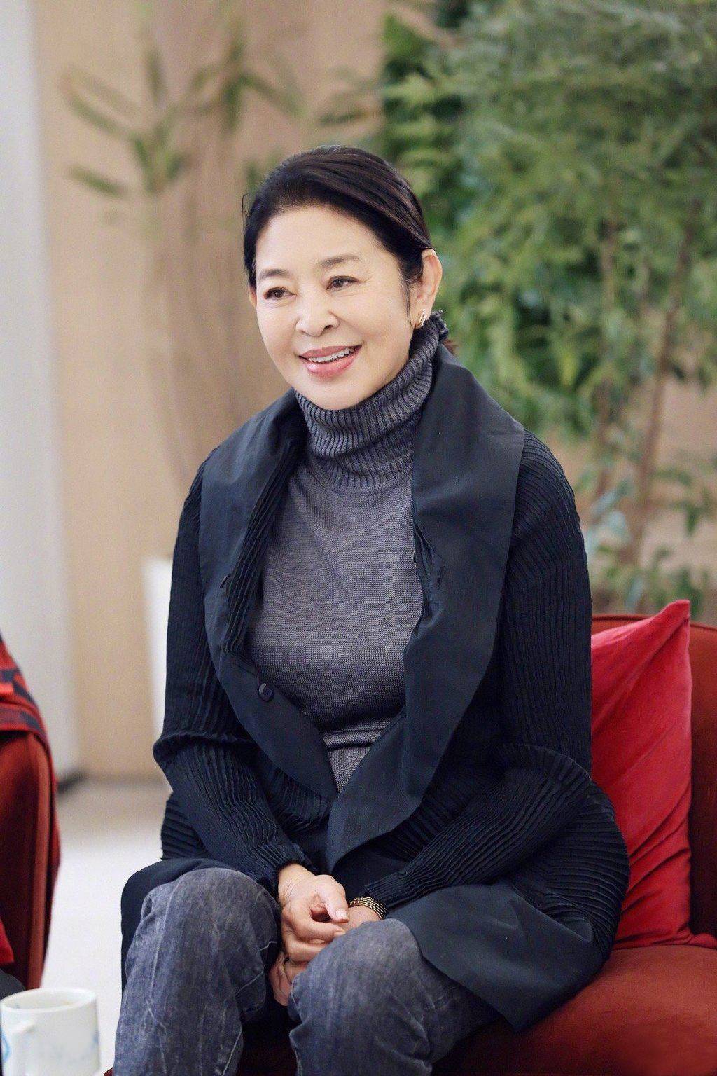 这一次轮到64岁的倪萍翻车了新刘姥姥一出观众直呼太尴尬