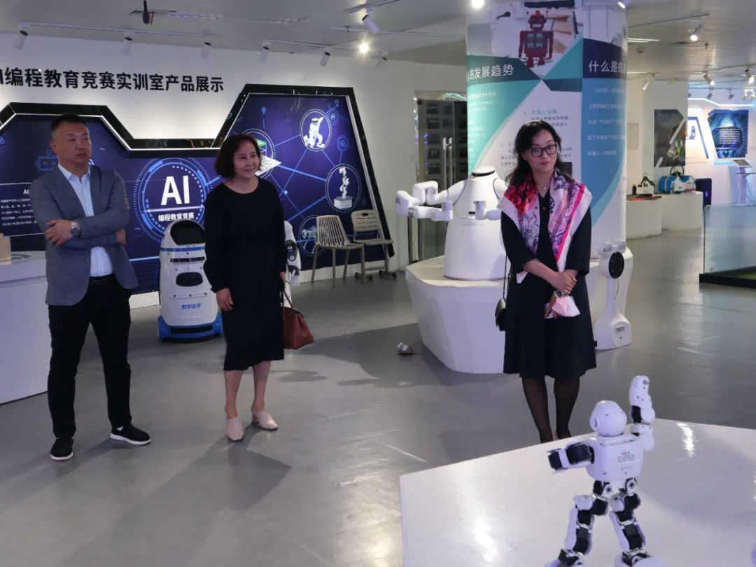 河南大学美国校友会名誉会长翟莹一行莅临展览馆参观交流