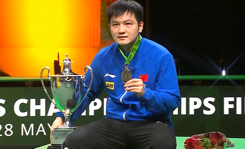 升国旗奏国歌!樊振东高举奖杯,强势卫冕,夺冠后体现高情商