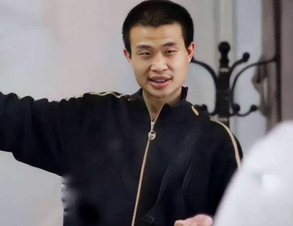 清华副教授火了,实力和韦神不相上下,颜值和履历更让人眼前一亮