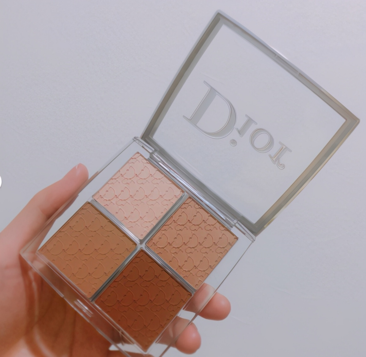 angelababy晒化妆台:dior粉底有12瓶,爱用安耐晒