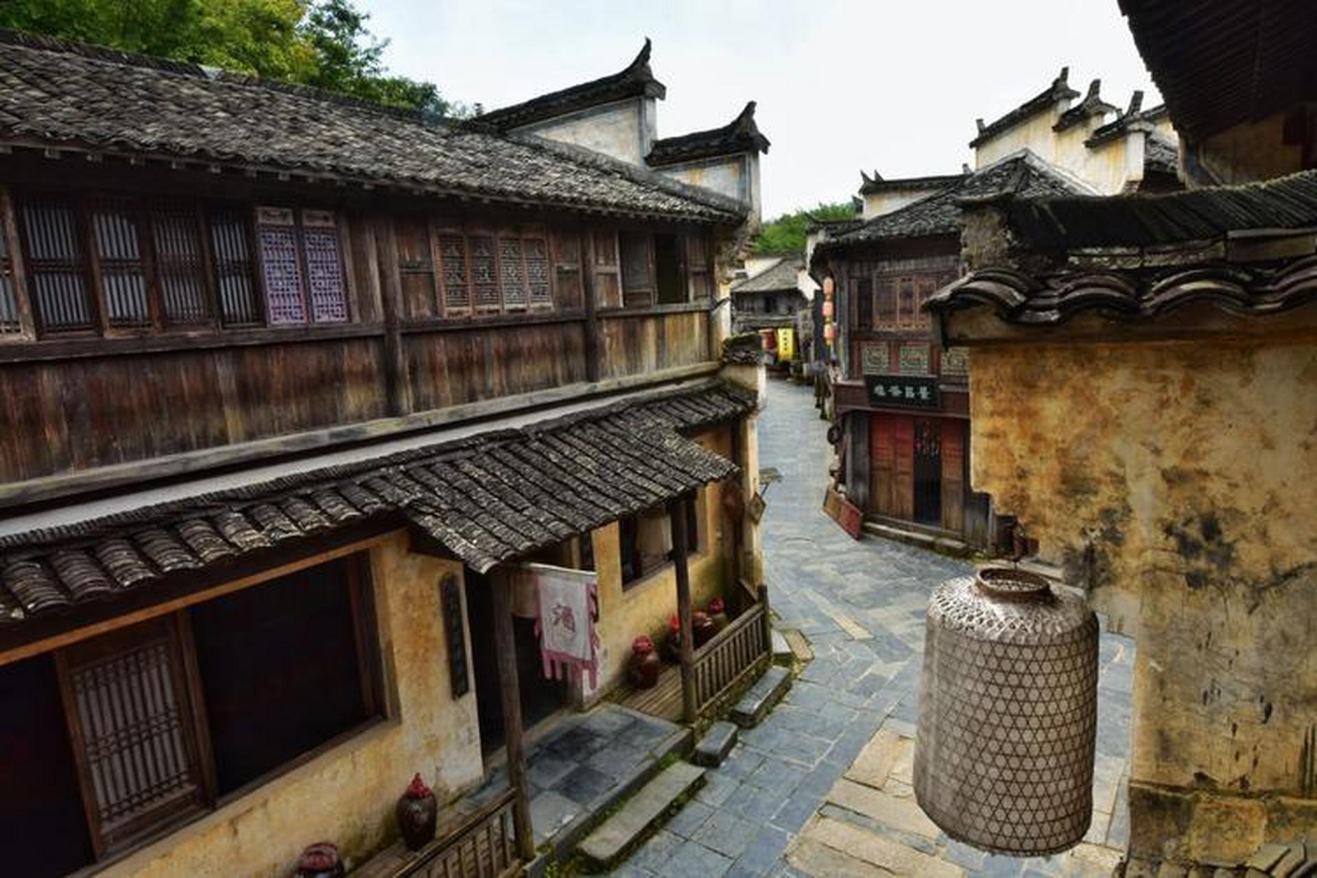 我踏上了前往安徽黟县的旅程,目的地是秀里古村,一个历史悠久的古村落