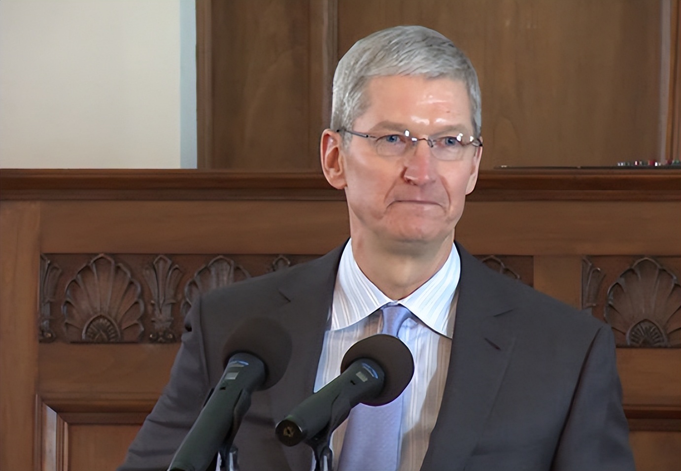 iphone15严重滞销?库克急了,连忙讨好中国:95%产品在中国生产