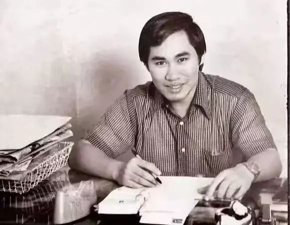 仅隔了一年,《僵尸先生》的另一位编剧黄鹰也猝然辞世,年仅36岁.