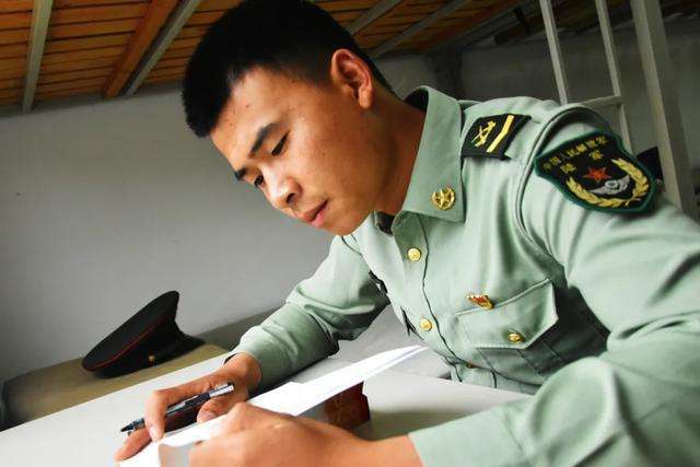 现在当兵工资有多少?下士每月到手5500元左右,一级军士长呢?