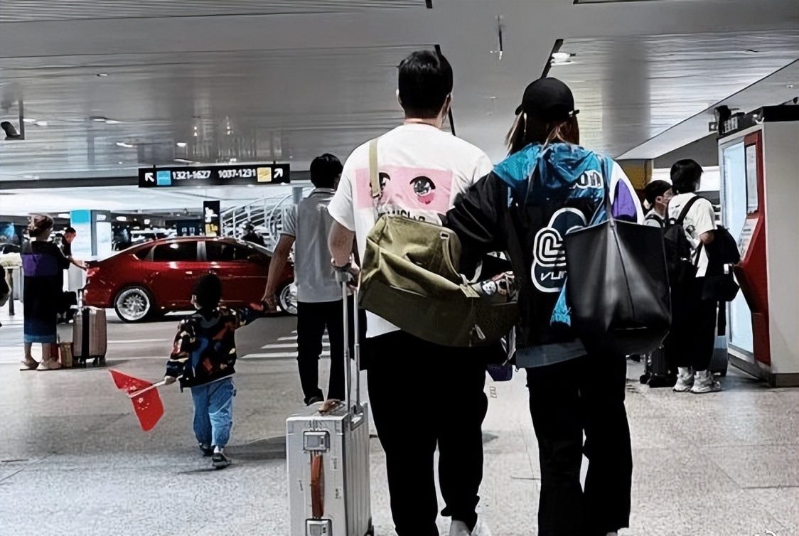 陈赫带妻儿回福州老家,张子萱全程拍vlog记录,女儿安安很可爱