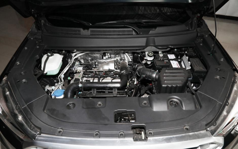 潍柴集团造的中型suv u70,有神似哈弗h6的影子,内饰也很像