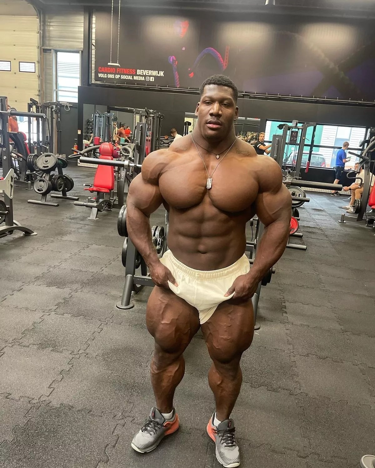 健美运动员有"健身界最粗脖子",周长50厘米,相当于小孩的腰围