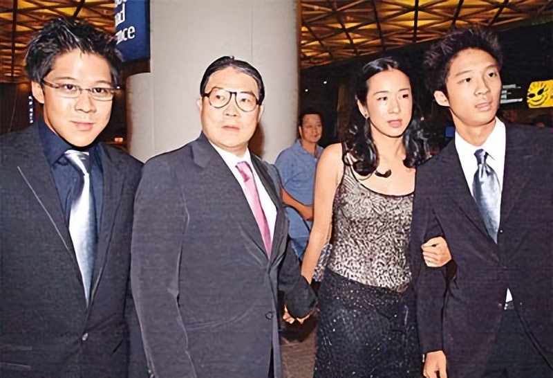 罕见同框!64岁朱玲玲与老公现身tvb晚宴,携手走过14年恩爱如初