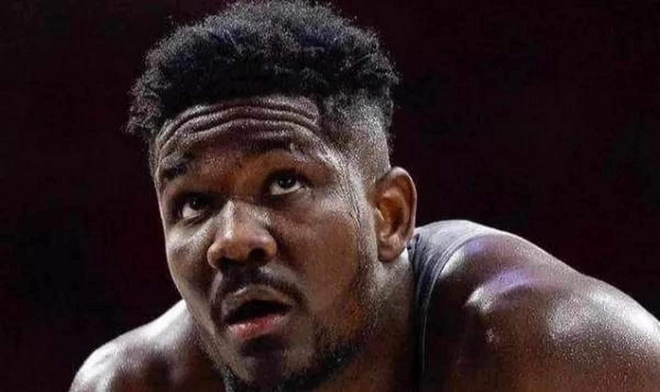 据报道,太阳队的中锋艾顿非常担心会被交易.