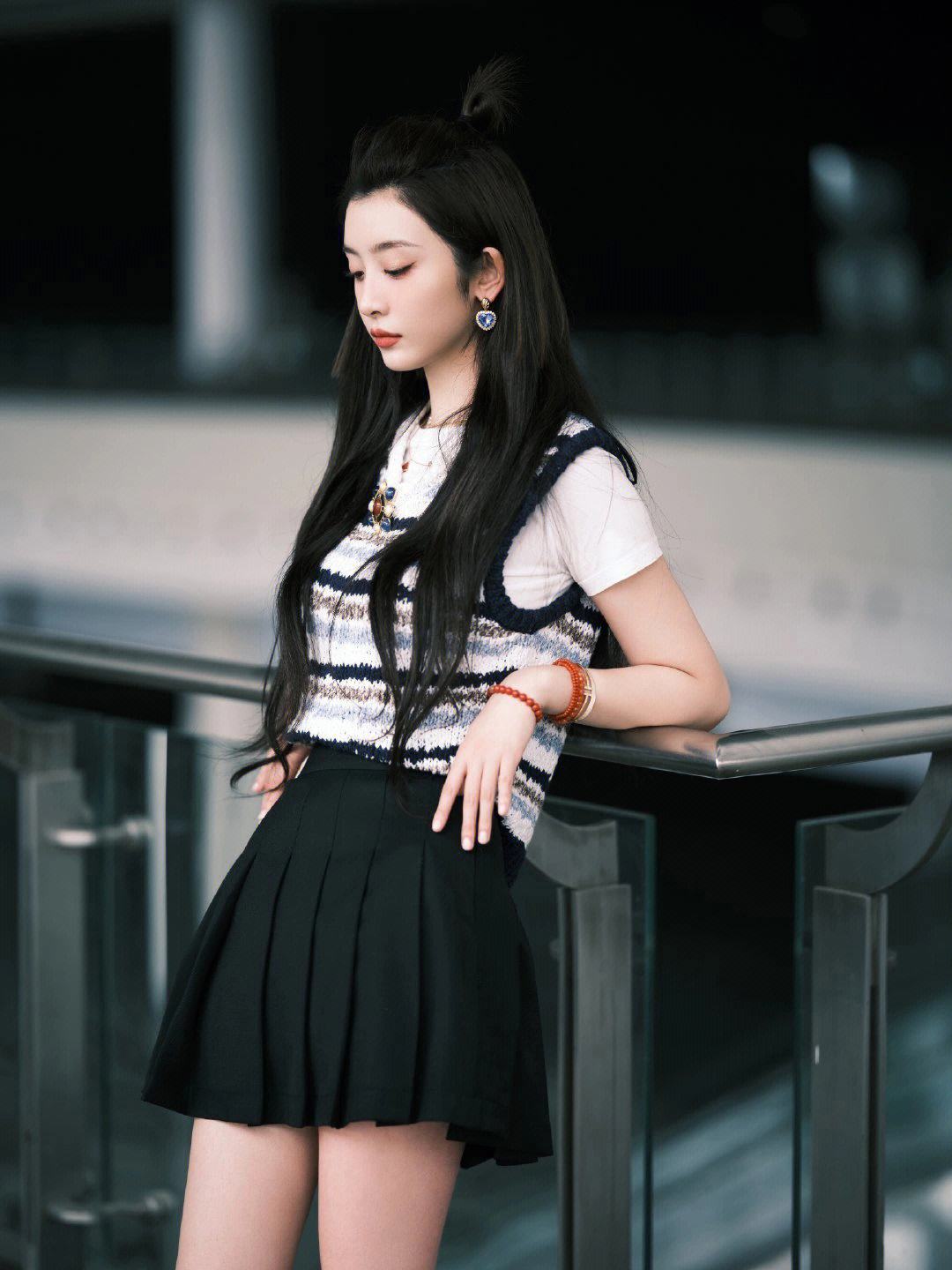 演员赵小棠光脚赶飞机