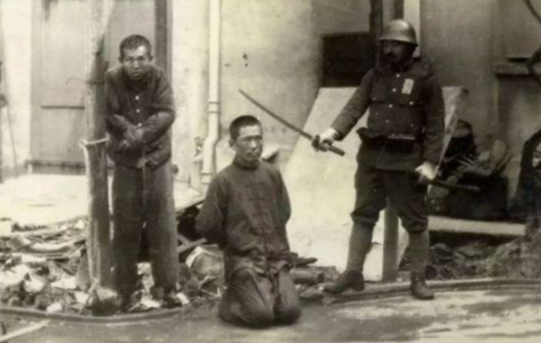 日本战败投降,士兵回家后看到妻子,感到绝望:还不如战死!