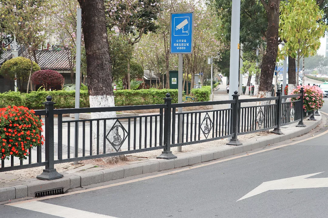 不容错过,这样的道路护栏也太有特色了吧