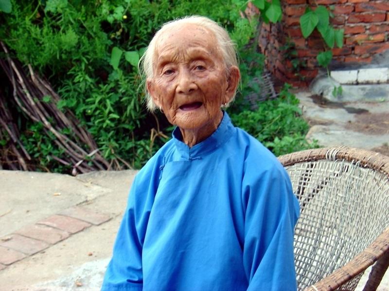 102岁老奶奶长寿得原因令人困惑