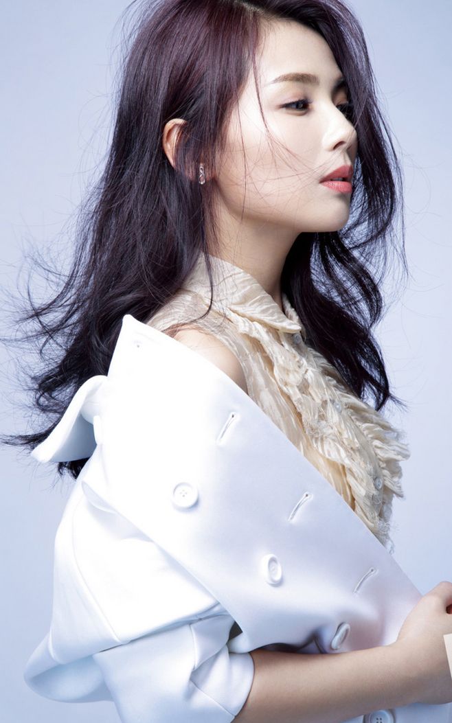 刘涛再次美上央视,穿不规则半裙优雅似贵妇,身材成为亮点