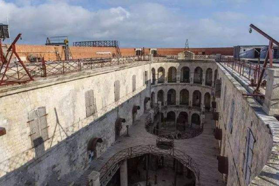 博涯监狱没有狱警,为何没一个犯人逃跑?犯人:你跑一个试试!