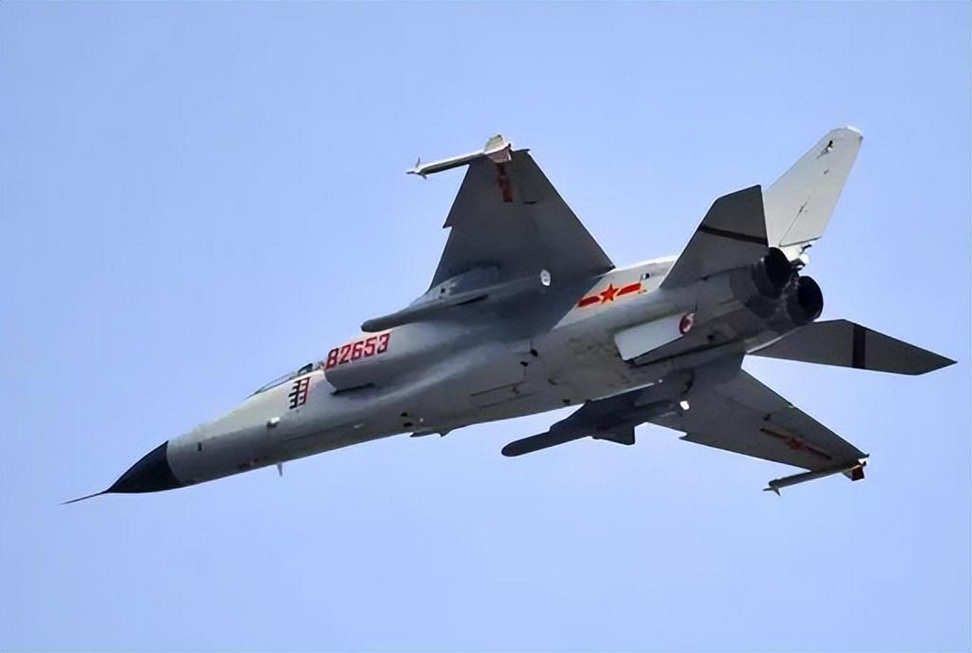 作为一款超音速歼击轰炸机,歼轰7曾经是中国空军的主力战机,担负着