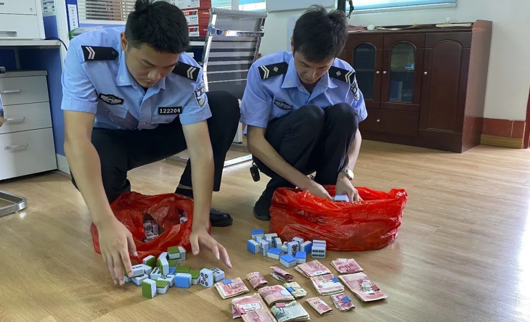 共17人全部落网,现场缴获赌具一批, 赌资8000多元.