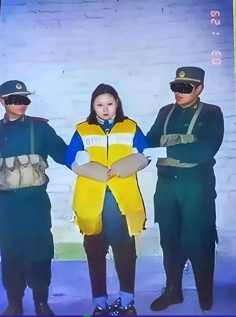 2003年,深圳监狱,一名女犯人在拘留期间,留下的一张老照片,从镜头中