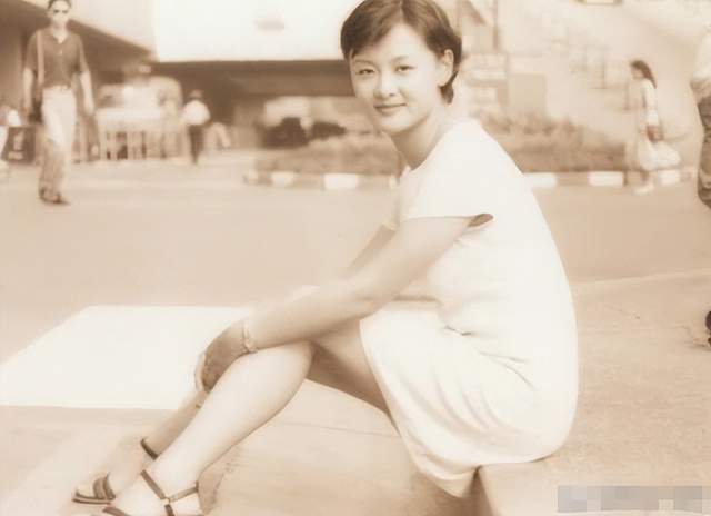 央视主持人李小萌:低调结婚生女,回归家庭带女儿,如今她幸福吗