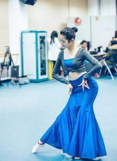 关晓彤拍"卫生巾"广告,未p图照曝光,这也太撩人了!