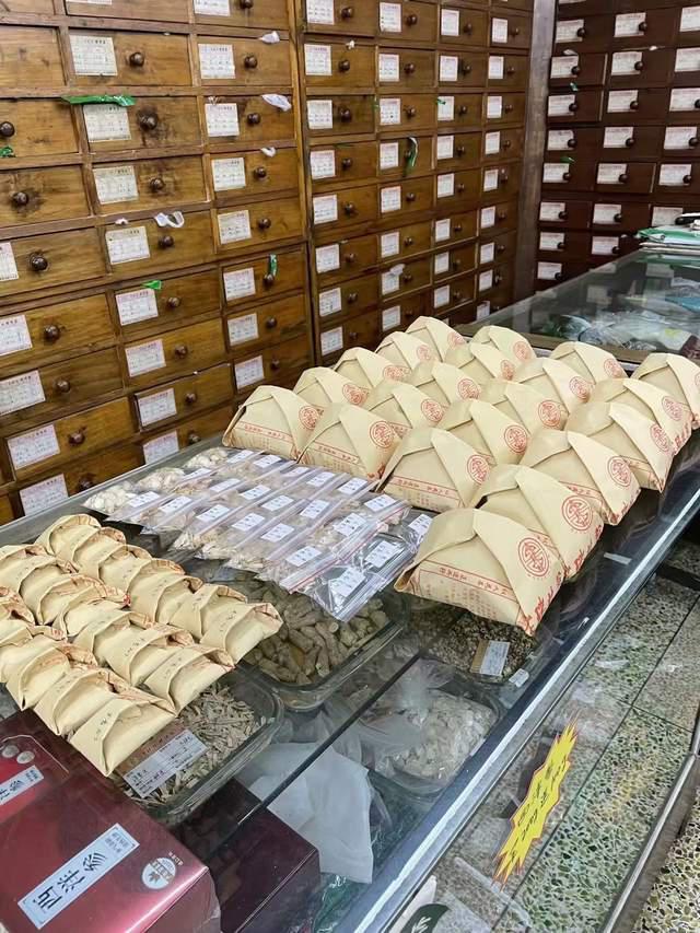 中药店的老规程,药材地道,炮制精良