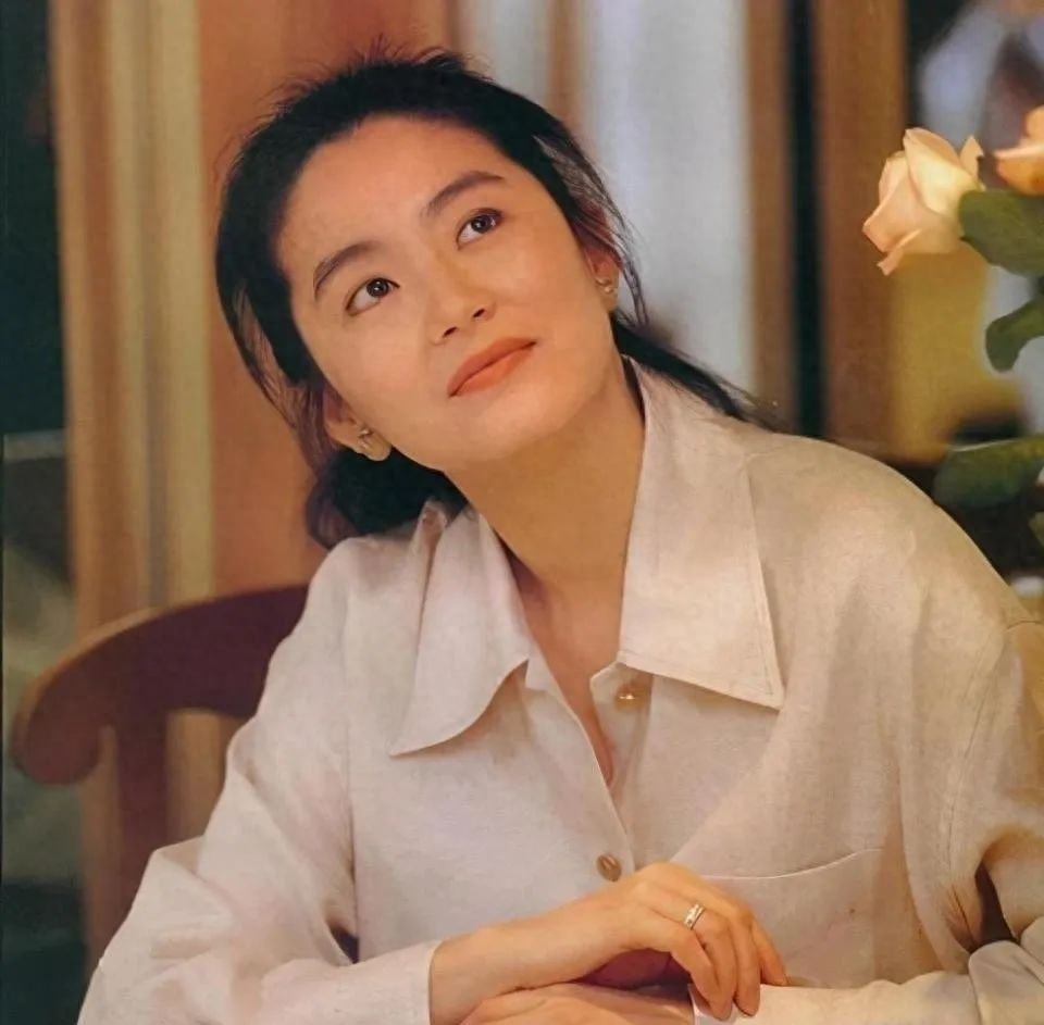 如今的林青霞,依旧在过一个人的生活,命运对她不公,她却没有迁怒给