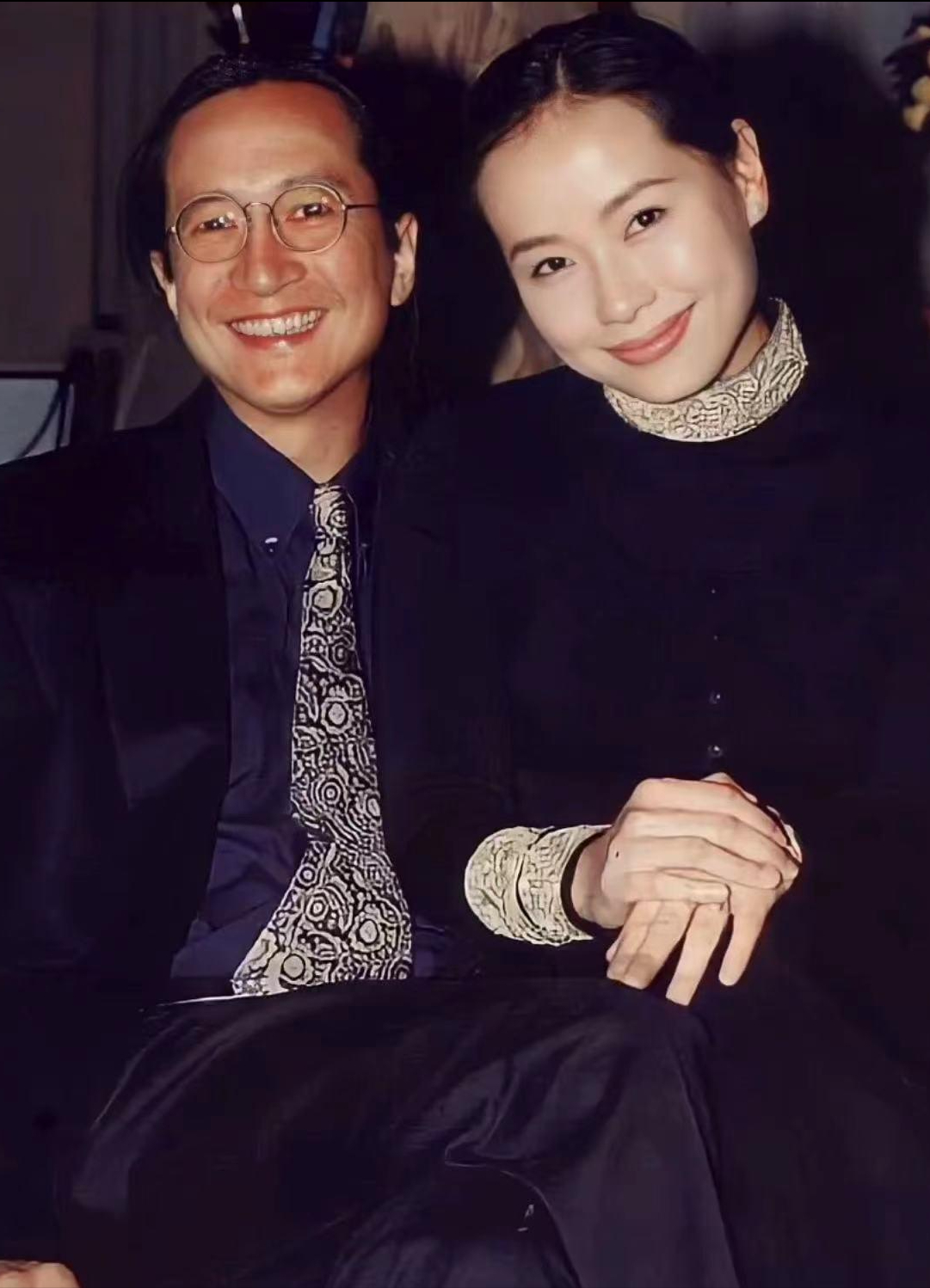 叶童和富商老公庆祝结婚35年!日本餐厅脸通红,头发花白无子女