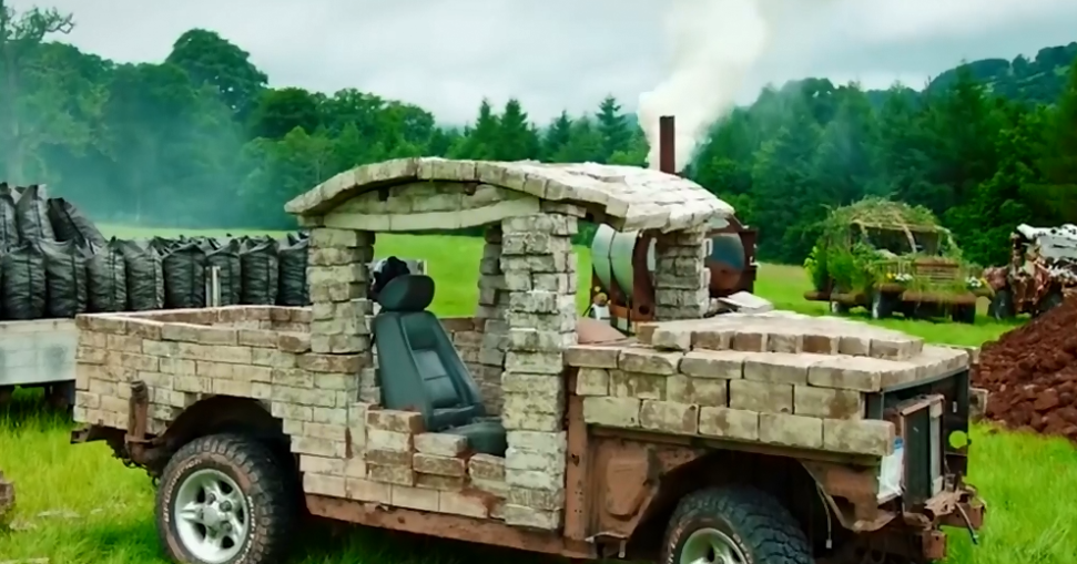 农场大叔用砖头造车,水泥都没用,启动汽车后朋友哈哈大笑