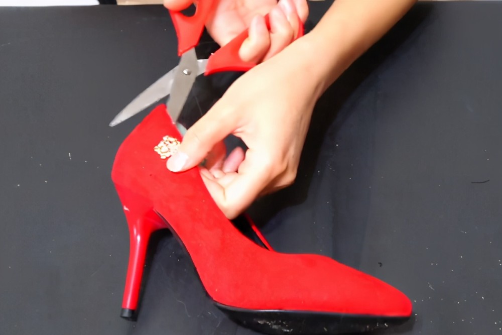 高跟鞋挤脚又磨脚怎么办?剪几刀改造一下,穿着逛一天街都不累