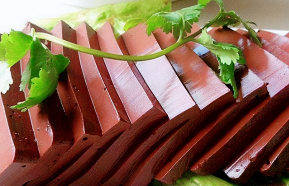 市场上出售的"假猪血"制作成分揭秘!我们该如何分辨猪血真假?