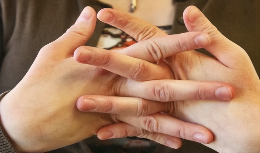 为什么掰手指会响?习惯性掰手指对关节有影响吗?