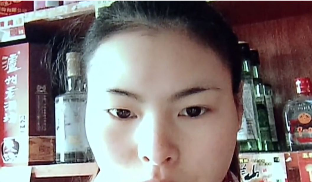 不确定>是自己妹妹杨艳的>血迹>,但是警方已经在>血迹中>提取采样,>也