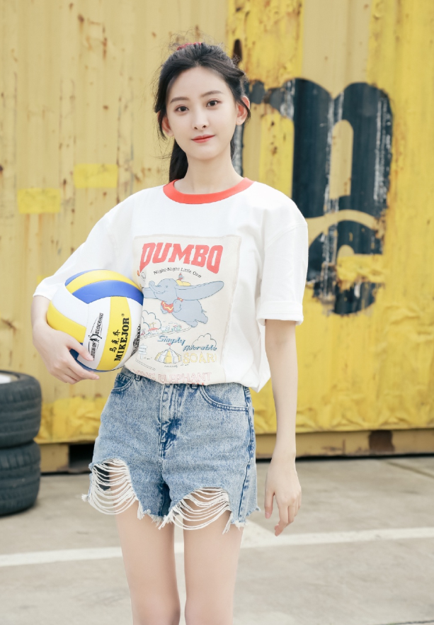 代文雯为运动健儿加油,穿小飞象t恤青春洋溢,尽显元气少女魅力